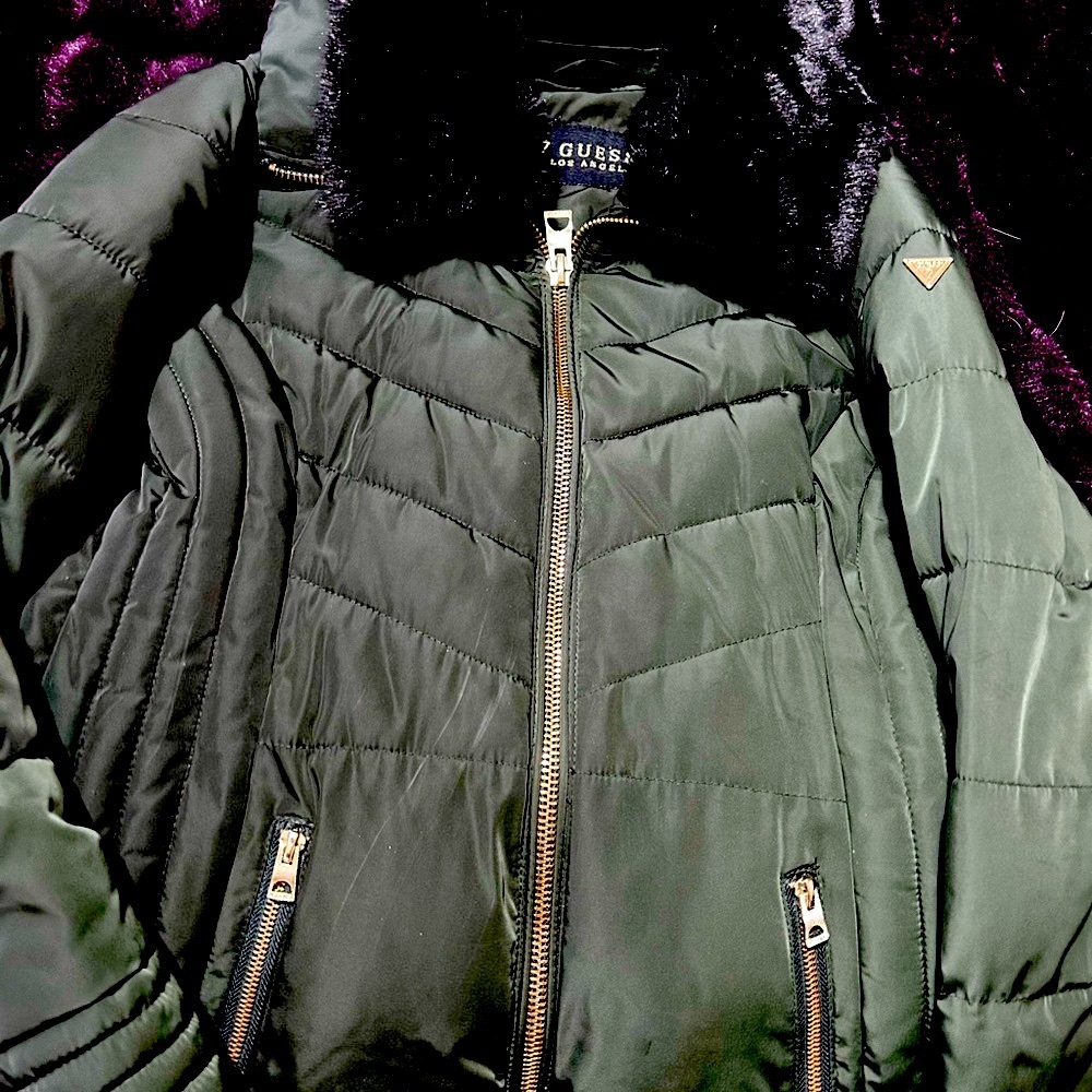 Guess woman’s parka 
Size small Dark green - 
Black faux fur collar